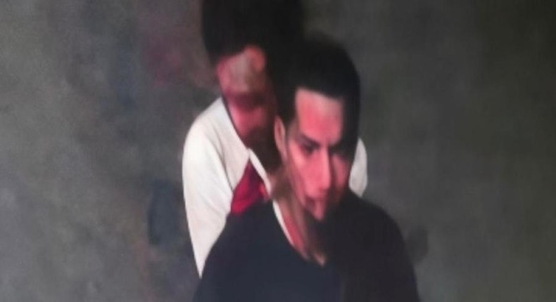 Tangkapan layar rekaman CCTV yang memperlihatkan sosok yang diduga sebagai salah satu pelaku pengeroyokan selebgram NA di Jalan Jenderal Sudirman, Makassar.