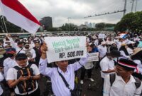 Guru honorer unjuk rasa di depan Gedung DPR, Kompleks Parlemen Senayan, Jakarta. (Ist)