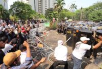 Massa dan aparat terlibat dalam pengamanan eksekusi pengosongan kawasan Hotel Sultan di Senayan, Jakarta, yang berakhir rusuh (Foto Ist)