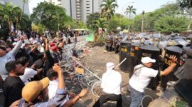 Massa dan aparat terlibat dalam pengamanan eksekusi pengosongan kawasan Hotel Sultan di Senayan, Jakarta, yang berakhir rusuh (Foto Ist)