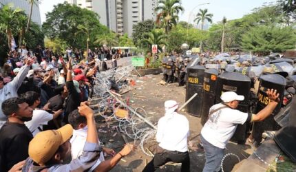 Massa dan aparat terlibat dalam pengamanan eksekusi pengosongan kawasan Hotel Sultan di Senayan, Jakarta, yang berakhir rusuh (Foto Ist)