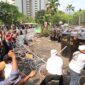 Massa dan aparat terlibat dalam pengamanan eksekusi pengosongan kawasan Hotel Sultan di Senayan, Jakarta, yang berakhir rusuh (Foto Ist)