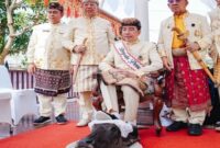 Jokowi mengikuti prosesi adat di Lampung dengan menginjak kepala kerbau sebagai bagian dari ritual penghormatan. Momen tersebut kemudian memicu beragam tafsir politik dan polemik antara PDIP dan PSI. (Foto Ist)