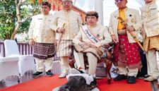 Jokowi mengikuti prosesi adat di Lampung dengan menginjak kepala kerbau sebagai bagian dari ritual penghormatan. Momen tersebut kemudian memicu beragam tafsir politik dan polemik antara PDIP dan PSI. (Foto Ist)