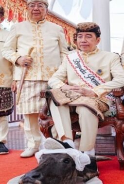 Jokowi Injak Kepala Kerbau, Pengamat Tafsirkan Simbol Menantang Megawati