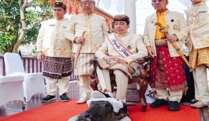Jokowi mengikuti prosesi adat di Lampung dengan menginjak kepala kerbau sebagai bagian dari ritual penghormatan. Momen tersebut kemudian memicu beragam tafsir politik dan polemik antara PDIP dan PSI. (Foto Ist)