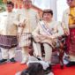Jokowi mengikuti prosesi adat di Lampung dengan menginjak kepala kerbau sebagai bagian dari ritual penghormatan. Momen tersebut kemudian memicu beragam tafsir politik dan polemik antara PDIP dan PSI. (Foto Ist)