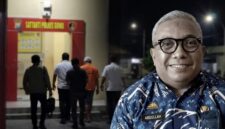 Kadis Perkimtan Gowa, Abdullah Sirajuddin, saat berada di Mapolres Gowa pasca ditetapkan sebagai tersangka kasus dugaan korupsi penerbitan PBG