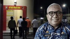 Kadis Perkimtan Gowa, Abdullah Sirajuddin, saat berada di Mapolres Gowa pasca ditetapkan sebagai tersangka kasus dugaan korupsi penerbitan PBG