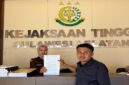 Aliansi Pemuda Anti Korupsi (APAK) bersama Gerakan Revolusi Hukum (GRH) melaporkan dugaan kejanggalan pengelolaan anggaran Dana Hibah KONI dan Marching Band Makassar ke Kejati Sulsel.