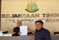 Aliansi Pemuda Anti Korupsi (APAK) bersama Gerakan Revolusi Hukum (GRH) melaporkan dugaan kejanggalan pengelolaan anggaran Dana Hibah KONI dan Marching Band Makassar ke Kejati Sulsel.