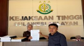 Aliansi Pemuda Anti Korupsi (APAK) bersama Gerakan Revolusi Hukum (GRH) melaporkan dugaan kejanggalan pengelolaan anggaran Dana Hibah KONI dan Marching Band Makassar ke Kejati Sulsel.