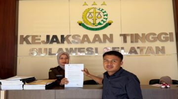 Aliansi Pemuda Anti Korupsi (APAK) bersama Gerakan Revolusi Hukum (GRH) melaporkan dugaan kejanggalan pengelolaan anggaran Dana Hibah KONI dan Marching Band Makassar ke Kejati Sulsel.