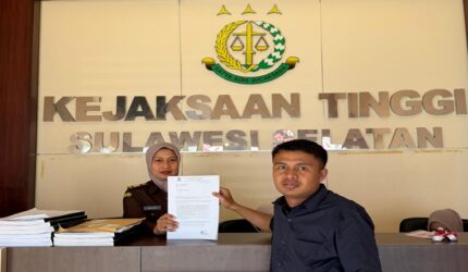 Aliansi Pemuda Anti Korupsi (APAK) bersama Gerakan Revolusi Hukum (GRH) melaporkan dugaan kejanggalan pengelolaan anggaran Dana Hibah KONI dan Marching Band Makassar ke Kejati Sulsel.