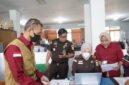 Tim penyidik Tindak Pidana Khusus (Pidsus) Kejati Sulsel memeriksa dokumen dan data elektronik saat melakukan penggeledahan di Kantor Dinas Pendidikan Sulsel, Makassar, Rabu (17/6/2026). Penggeledahan dilakukan untuk mengumpulkan alat bukti terkait penyidikan dugaan korupsi proyek pengadaan perpustakaan digital SMA dengan nilai anggaran sekitar Rp13 miliar.