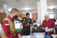 Tim penyidik Tindak Pidana Khusus (Pidsus) Kejati Sulsel memeriksa dokumen dan data elektronik saat melakukan penggeledahan di Kantor Dinas Pendidikan Sulsel, Makassar, Rabu (17/6/2026). Penggeledahan dilakukan untuk mengumpulkan alat bukti terkait penyidikan dugaan korupsi proyek pengadaan perpustakaan digital SMA dengan nilai anggaran sekitar Rp13 miliar.