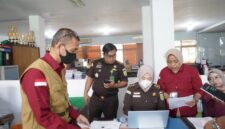 Tim penyidik Tindak Pidana Khusus (Pidsus) Kejati Sulsel memeriksa dokumen dan data elektronik saat melakukan penggeledahan di Kantor Dinas Pendidikan Sulsel, Makassar, Rabu (17/6/2026). Penggeledahan dilakukan untuk mengumpulkan alat bukti terkait penyidikan dugaan korupsi proyek pengadaan perpustakaan digital SMA dengan nilai anggaran sekitar Rp13 miliar.