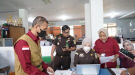 Tim penyidik Tindak Pidana Khusus (Pidsus) Kejati Sulsel memeriksa dokumen dan data elektronik saat melakukan penggeledahan di Kantor Dinas Pendidikan Sulsel, Makassar, Rabu (17/6/2026). Penggeledahan dilakukan untuk mengumpulkan alat bukti terkait penyidikan dugaan korupsi proyek pengadaan perpustakaan digital SMA dengan nilai anggaran sekitar Rp13 miliar.