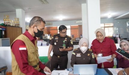 Tim penyidik Tindak Pidana Khusus (Pidsus) Kejati Sulsel memeriksa dokumen dan data elektronik saat melakukan penggeledahan di Kantor Dinas Pendidikan Sulsel, Makassar, Rabu (17/6/2026). Penggeledahan dilakukan untuk mengumpulkan alat bukti terkait penyidikan dugaan korupsi proyek pengadaan perpustakaan digital SMA dengan nilai anggaran sekitar Rp13 miliar.