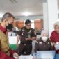 Tim penyidik Tindak Pidana Khusus (Pidsus) Kejati Sulsel memeriksa dokumen dan data elektronik saat melakukan penggeledahan di Kantor Dinas Pendidikan Sulsel, Makassar, Rabu (17/6/2026). Penggeledahan dilakukan untuk mengumpulkan alat bukti terkait penyidikan dugaan korupsi proyek pengadaan perpustakaan digital SMA dengan nilai anggaran sekitar Rp13 miliar.