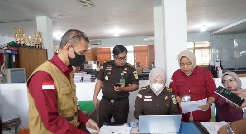 Tim penyidik Tindak Pidana Khusus (Pidsus) Kejati Sulsel memeriksa dokumen dan data elektronik saat melakukan penggeledahan di Kantor Dinas Pendidikan Sulsel, Makassar, Rabu (17/6/2026). Penggeledahan dilakukan untuk mengumpulkan alat bukti terkait penyidikan dugaan korupsi proyek pengadaan perpustakaan digital SMA dengan nilai anggaran sekitar Rp13 miliar.