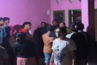 Detik-detik dua lurah di Kendari digerebek warga saat pesta miras dan open BO (Tangkapan layar video viral)