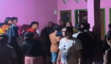 Detik-detik dua lurah di Kendari digerebek warga saat pesta miras dan open BO (Tangkapan layar video viral)
