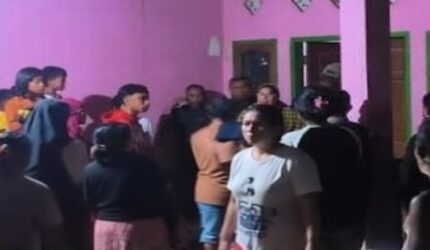 Detik-detik dua lurah di Kendari digerebek warga saat pesta miras dan open BO (Tangkapan layar video viral)