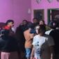 Detik-detik dua lurah di Kendari digerebek warga saat pesta miras dan open BO (Tangkapan layar video viral)