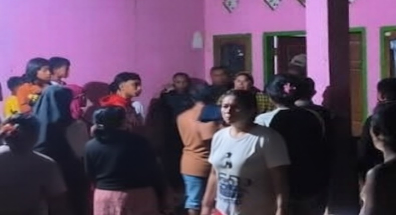 Detik-detik dua lurah di Kendari digerebek warga saat pesta miras dan open BO (Tangkapan layar video viral)