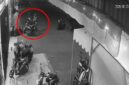 Tangkapan layar rekaman CCTV yang memperlihatkan area parkir sebuah warkop di Jalan AP Pettarani, Kecamatan Panakkukang, Makassar, lokasi dugaan pencurian helm yang viral di media sosial.