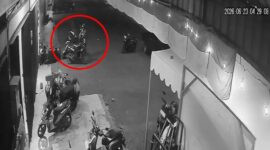 Tangkapan layar rekaman CCTV yang memperlihatkan area parkir sebuah warkop di Jalan AP Pettarani, Kecamatan Panakkukang, Makassar, lokasi dugaan pencurian helm yang viral di media sosial.