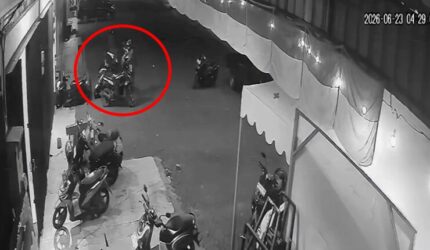 Tangkapan layar rekaman CCTV yang memperlihatkan area parkir sebuah warkop di Jalan AP Pettarani, Kecamatan Panakkukang, Makassar, lokasi dugaan pencurian helm yang viral di media sosial.
