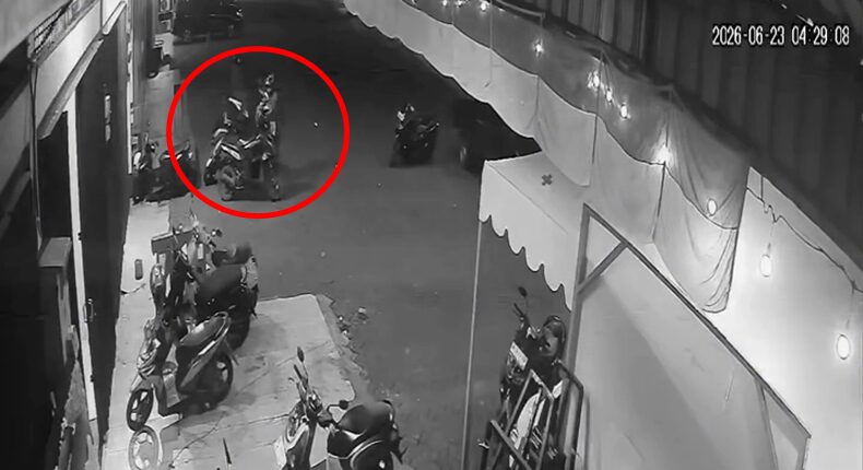 Tangkapan layar rekaman CCTV yang memperlihatkan area parkir sebuah warkop di Jalan AP Pettarani, Kecamatan Panakkukang, Makassar, lokasi dugaan pencurian helm yang viral di media sosial.