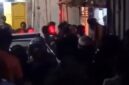Tangkapan layar video menunjukkan massa mengepung rumah pelaku di Kecamatan Mariso, Makassar, Rabu (25/6/2026) malam, saat aparat kepolisian berupaya mengevakuasi terduga pelaku dari amukan warga di lokasi kejadian.