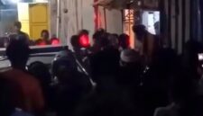 Tangkapan layar video menunjukkan massa mengepung rumah pelaku di Kecamatan Mariso, Makassar, Rabu (25/6/2026) malam, saat aparat kepolisian berupaya mengevakuasi terduga pelaku dari amukan warga di lokasi kejadian.
