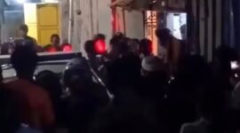 Tangkapan layar video menunjukkan massa mengepung rumah pelaku di Kecamatan Mariso, Makassar, Rabu (25/6/2026) malam, saat aparat kepolisian berupaya mengevakuasi terduga pelaku dari amukan warga di lokasi kejadian.