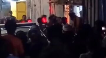 Tangkapan layar video menunjukkan massa mengepung rumah pelaku di Kecamatan Mariso, Makassar, Rabu (25/6/2026) malam, saat aparat kepolisian berupaya mengevakuasi terduga pelaku dari amukan warga di lokasi kejadian.