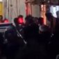 Tangkapan layar video menunjukkan massa mengepung rumah pelaku di Kecamatan Mariso, Makassar, Rabu (25/6/2026) malam, saat aparat kepolisian berupaya mengevakuasi terduga pelaku dari amukan warga di lokasi kejadian.