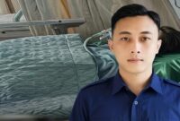Foto profil pelaku (kanan) yang kini menjadi DPO, disandingkan dengan ilustrasi kondisi korban yang terbaring di tempat tidur setelah tiga tahun disekap dan disiksa