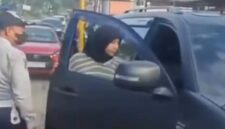 Tangkapan layar video memperlihatkan pengemudi mobil Pajero yang terlibat cekcok dengan petugas Dinas Perhubungan (Dishub) Makassar di Jalan Letjen Hertasning, Rabu (3/6/2026).