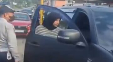 Tangkapan layar video memperlihatkan pengemudi mobil Pajero yang terlibat cekcok dengan petugas Dinas Perhubungan (Dishub) Makassar di Jalan Letjen Hertasning, Rabu (3/6/2026).