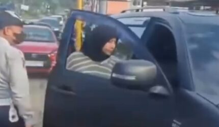 Tangkapan layar video memperlihatkan pengemudi mobil Pajero yang terlibat cekcok dengan petugas Dinas Perhubungan (Dishub) Makassar di Jalan Letjen Hertasning, Rabu (3/6/2026).
