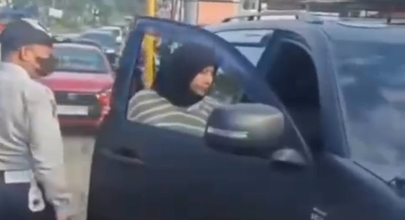 Tangkapan layar video memperlihatkan pengemudi mobil Pajero yang terlibat cekcok dengan petugas Dinas Perhubungan (Dishub) Makassar di Jalan Letjen Hertasning, Rabu (3/6/2026).