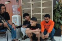 Tampang pasrah tiga penganiaya Selebgram di Makassar duduk jongkok di hadapan polisi (Ist) 