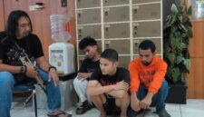 Tampang pasrah tiga penganiaya Selebgram di Makassar duduk jongkok di hadapan polisi (Ist) 