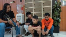 Tampang pasrah tiga penganiaya Selebgram di Makassar duduk jongkok di hadapan polisi (Ist) 