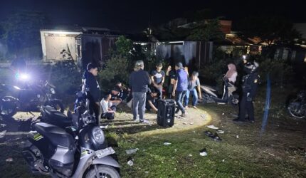 Polsek Manggala mengamankan sekelompok remaja yang kedapatan menggelar pesta ballo dan memutar musik dengan suara keras di area publik saat operasi KRYD, Minggu (7/6/2026) dini hari.