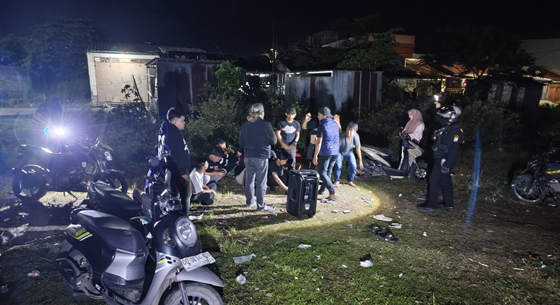 Polsek Manggala mengamankan sekelompok remaja yang kedapatan menggelar pesta ballo dan memutar musik dengan suara keras di area publik saat operasi KRYD, Minggu (7/6/2026) dini hari.