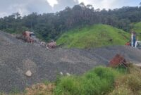 Material batu hasil pengolahan di area stone crusher Palandoang, Kecamatan Seko. Aktivitas pengolahan material untuk proyek Jalan Trans Sabbang–Tallang Sae diduga menggunakan batu yang tidak bersumber dari Galian C berizin.